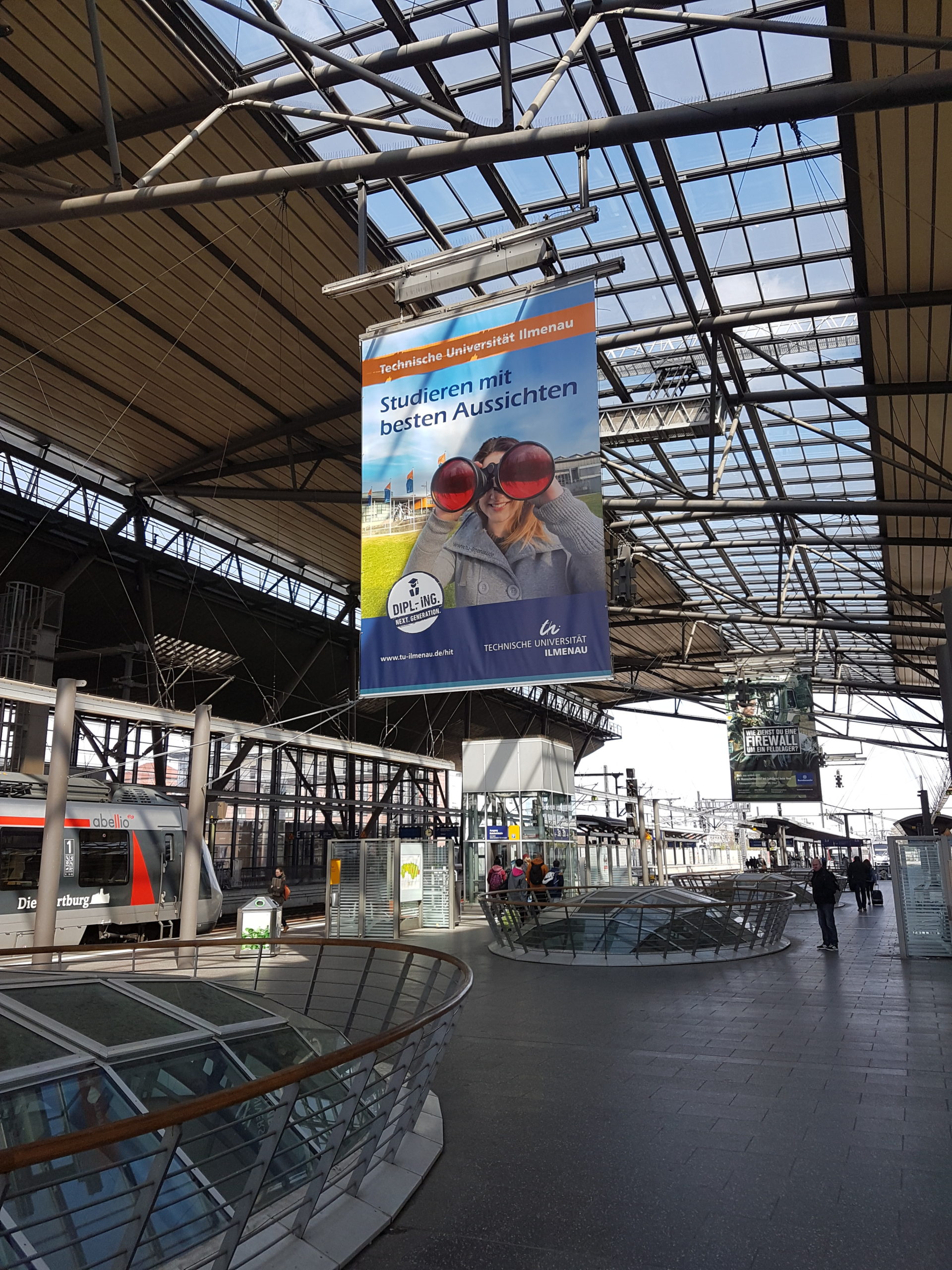 Großformatiges Big Banner in einer Bahnhofshalle