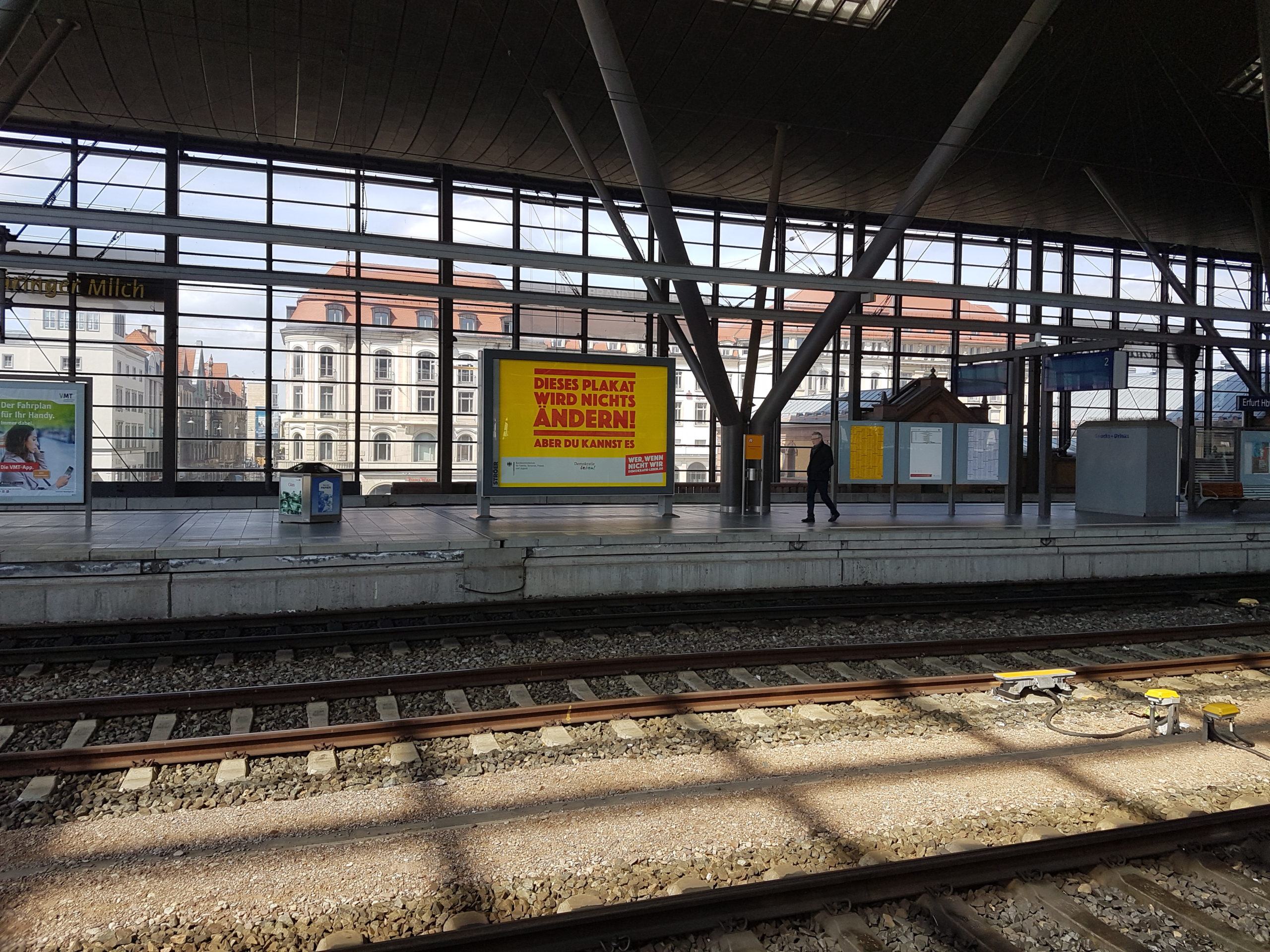 Großfläche und Mega-Light an den Gleisen eines Bahnhofs