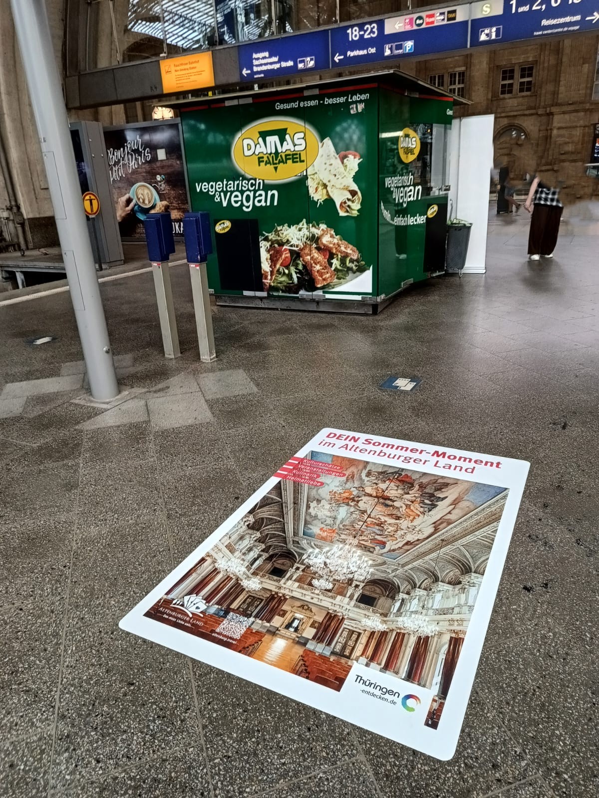 Ground Poster als Bahnhofswerbung im Leipziger Hauptbahnhof