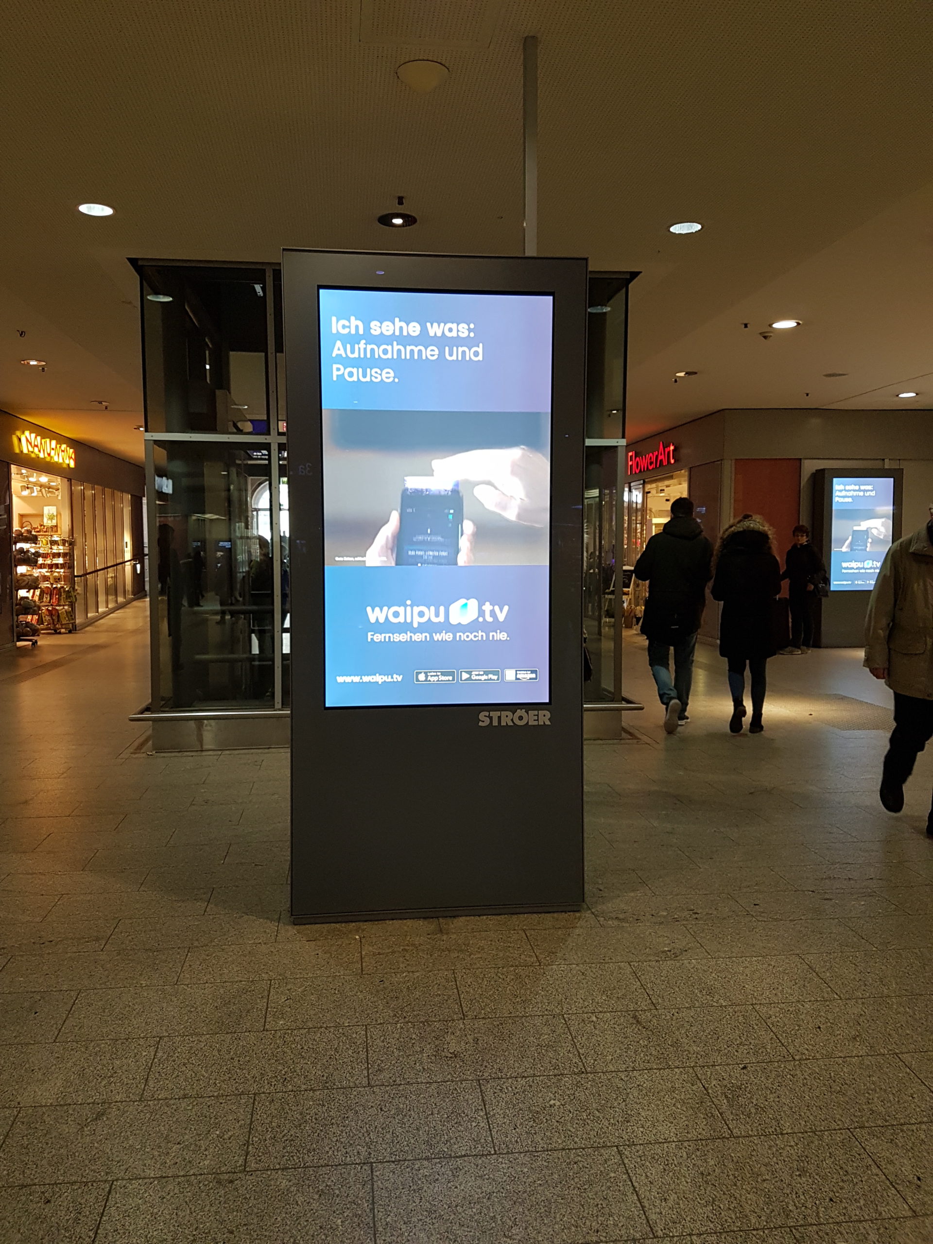 Digitale Station-Video-Screens in einer Bahnhofspassage