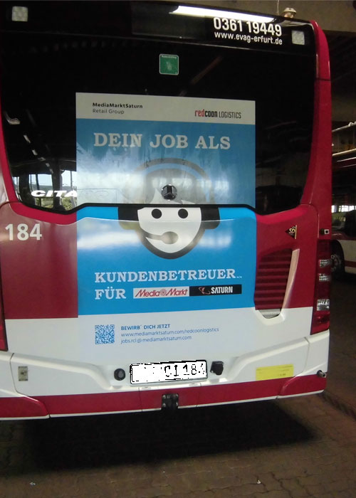 Außenwerbung auf einem Bus in Erfurt: Das Rückscheibenplakat wird intensiv wahrgenommen