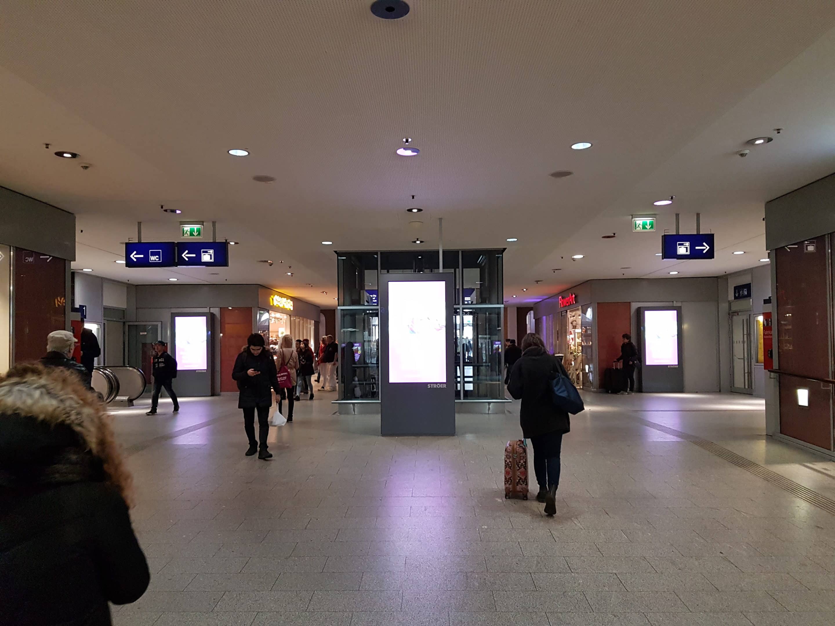 digitale Stele am Bahnhof
