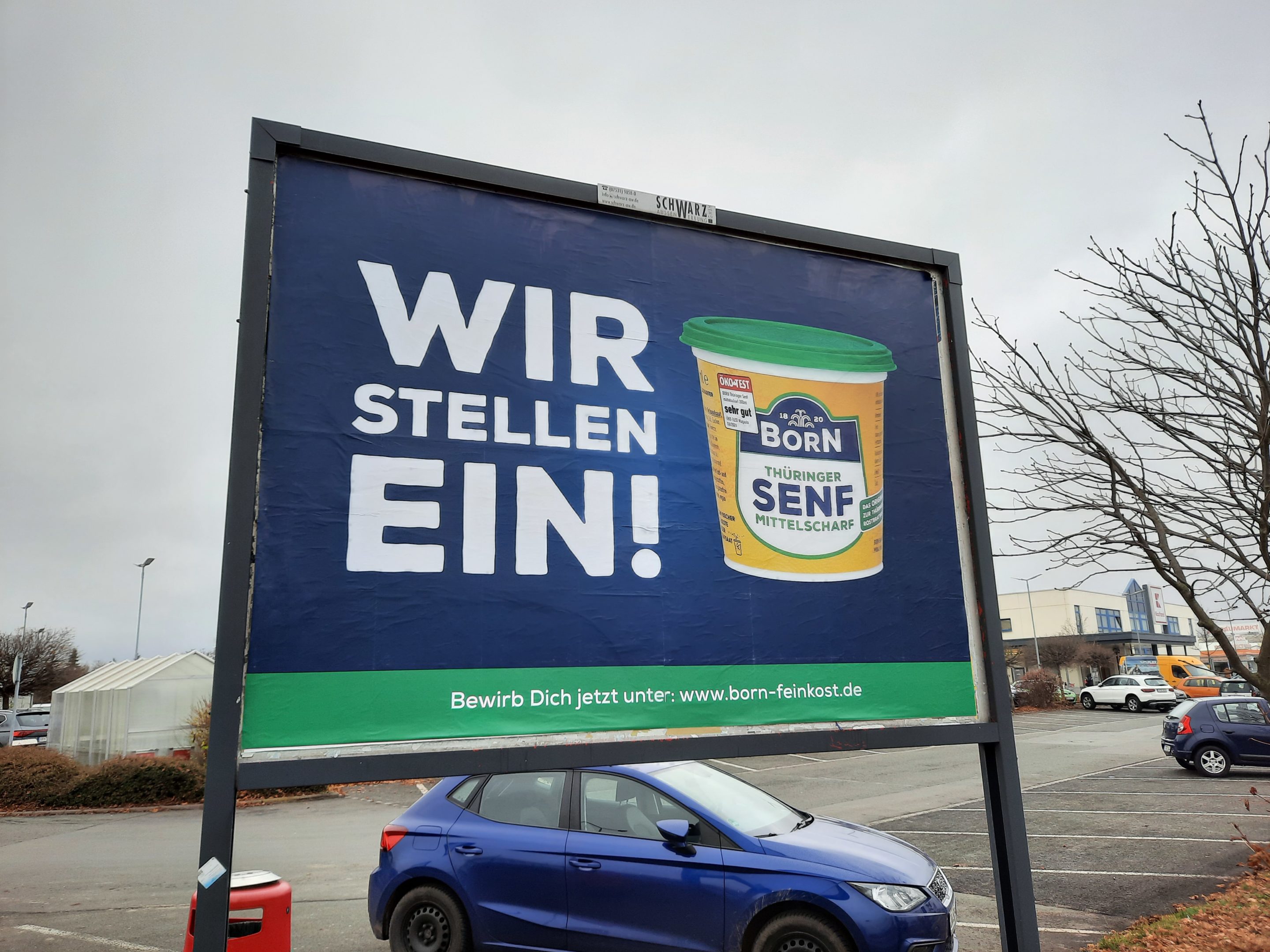 Großfläche an der Straße